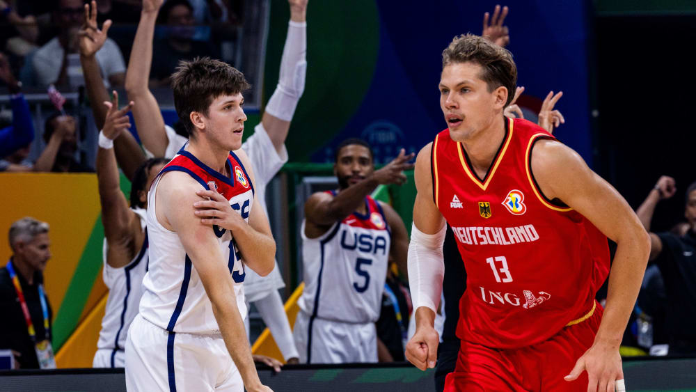 Moritz Wagner (re.) und die deutsche Basketball-Nationalmannschaft haben die USA besiegt.