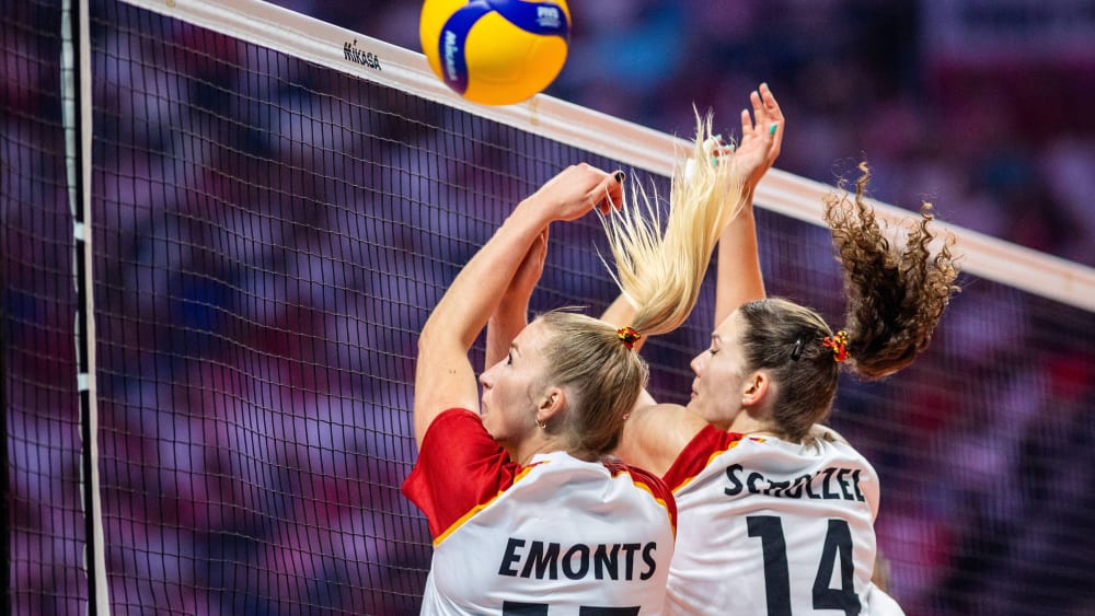 Klare Niederlage gegen Favorit Italien: die deutschen Volleyball-Frauen um Laura Emonts (Mi.).