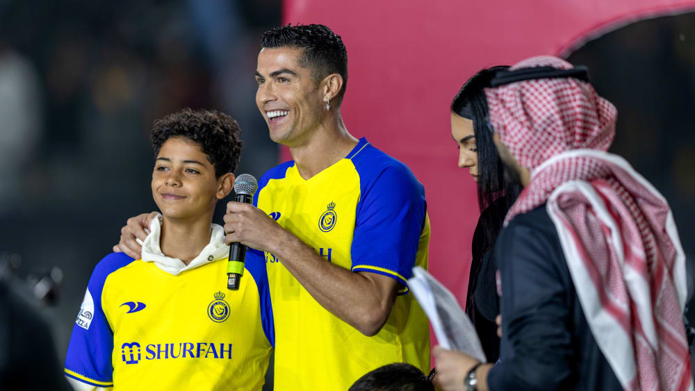 Cristiano Ronaldo und sein Sohn bei einem Termin im Trikot von Al-Nassr in Saudi-Arabien.&nbsp;