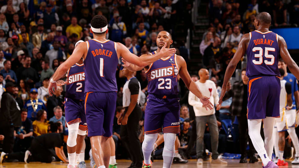 Devin Booker (li.) und die Phoenix Suns haben den Auftakt bei Golden State gewonnen.