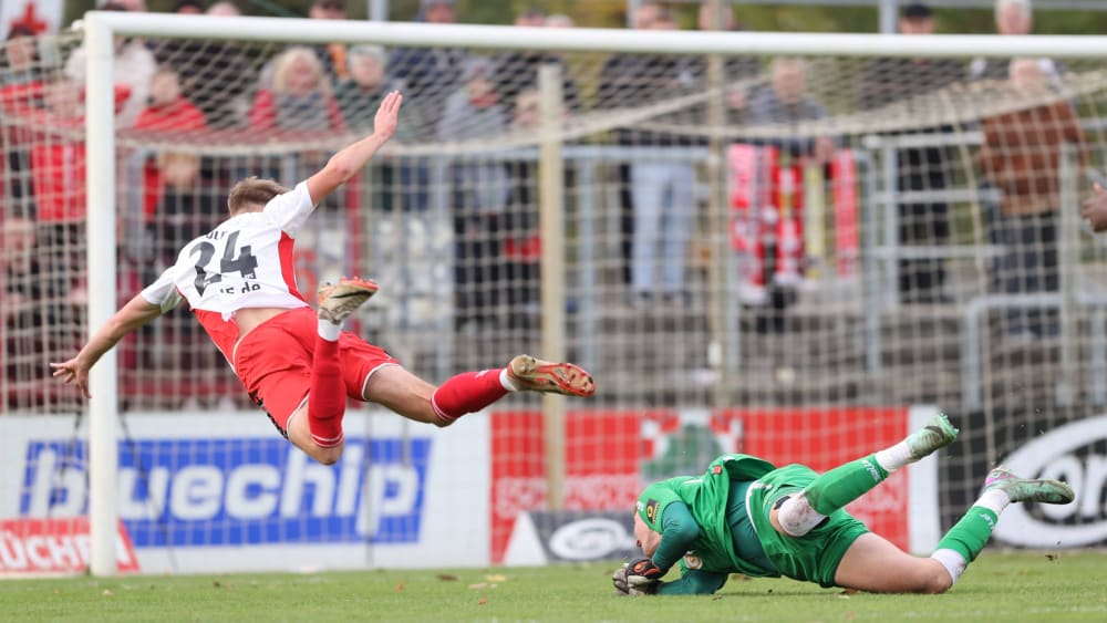 Teils spektakulär ging es zu im Pokal gegen Erfurt: Michel Ulrich fliegt durch den Strafraum, der Elfmeter bleibt aber aus.