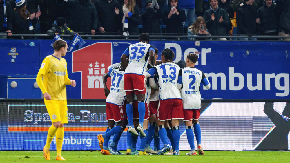 Jubeltraube: Die HSV-Spieler feiern das zwischenzeitliche 2:0 gegen Eintracht Braunschweig.