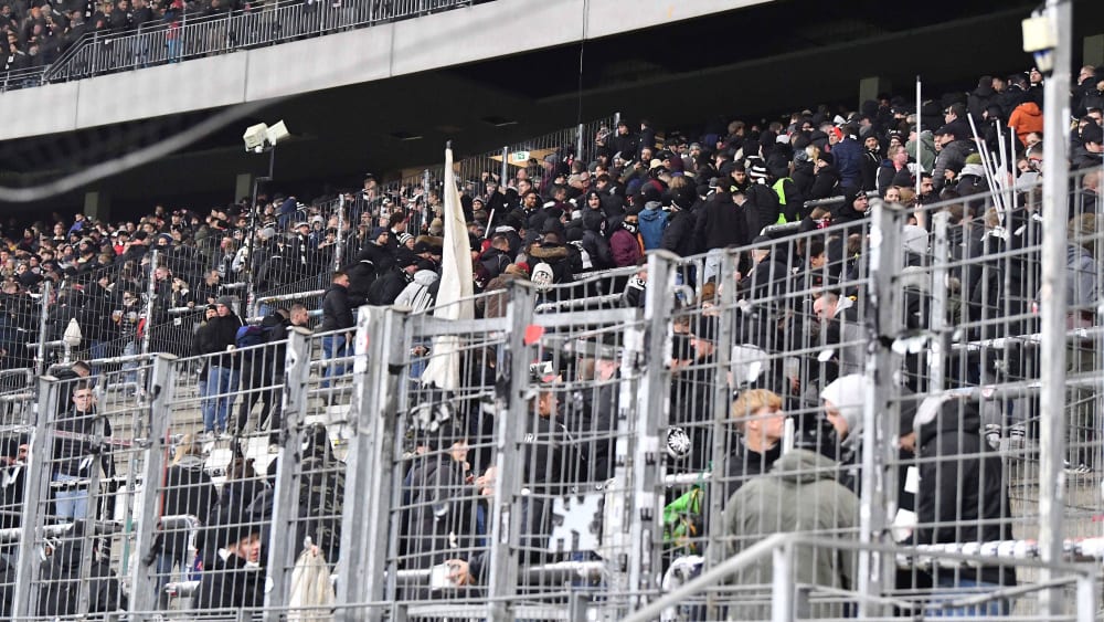 Um ein Zeichen zu setzen: Eintracht-Fans verlassen ihren Block kurz vor Anpfiff.
