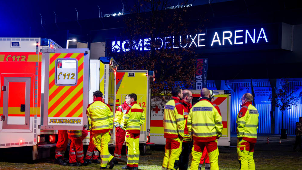 Sanitäter vor dem Stadion: Beim Spiel in Paderborn wurde eine Person schwer verletzt.