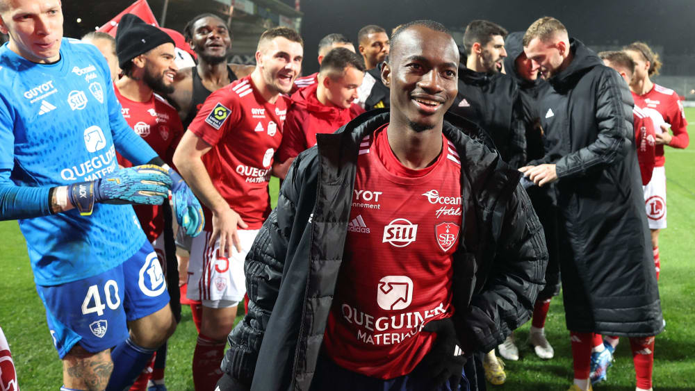 Vier Tore an einem Abend: Brests Matchwinner Kamory Doumbia umringt von seinen Mitspielerin.