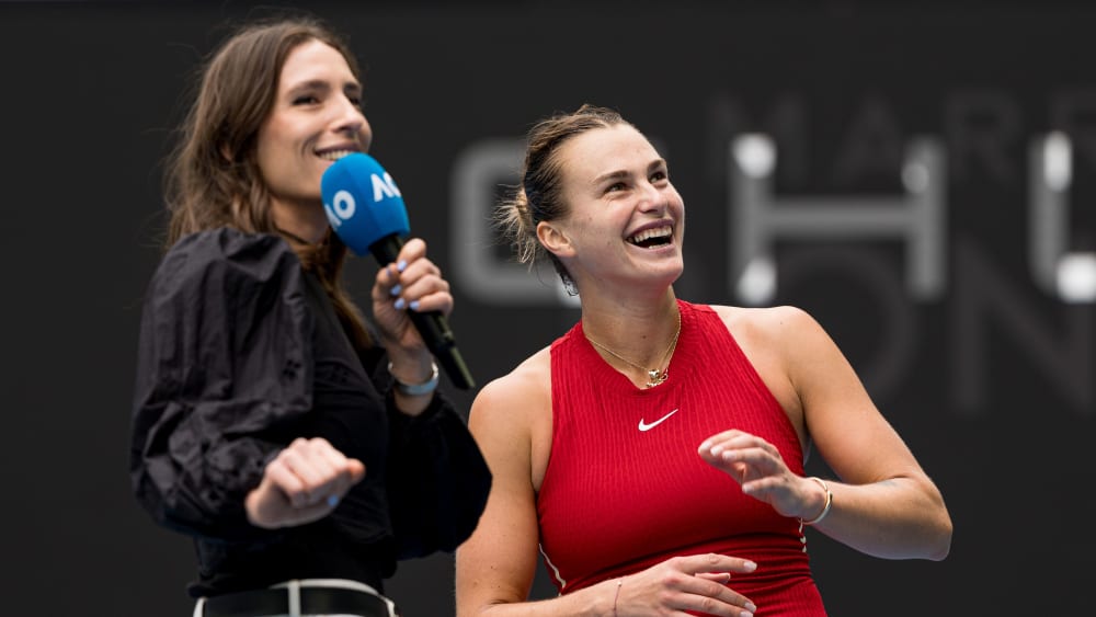 Strahlende Siegerin: Aryna Sabalenka (re.) nach dem Spiel im Interview mit Andrea Petkovic.