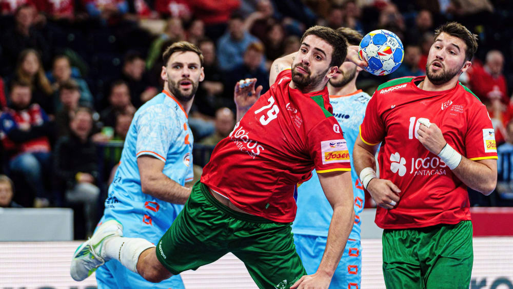 Martim Costa und Portugal können nach dem Remis gegen die Niederlande weiter auf das Spiel um Platz 5 bei der Handball-EM hoffen.