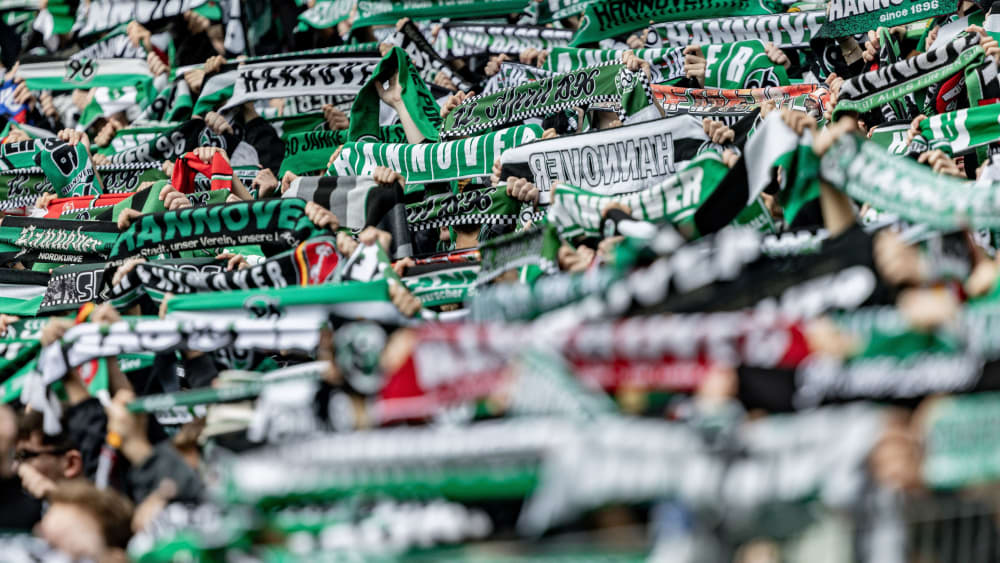Rauch in Hannover: Die Fans sorgten deshalb für eine hohe 96-Geldstrafe.