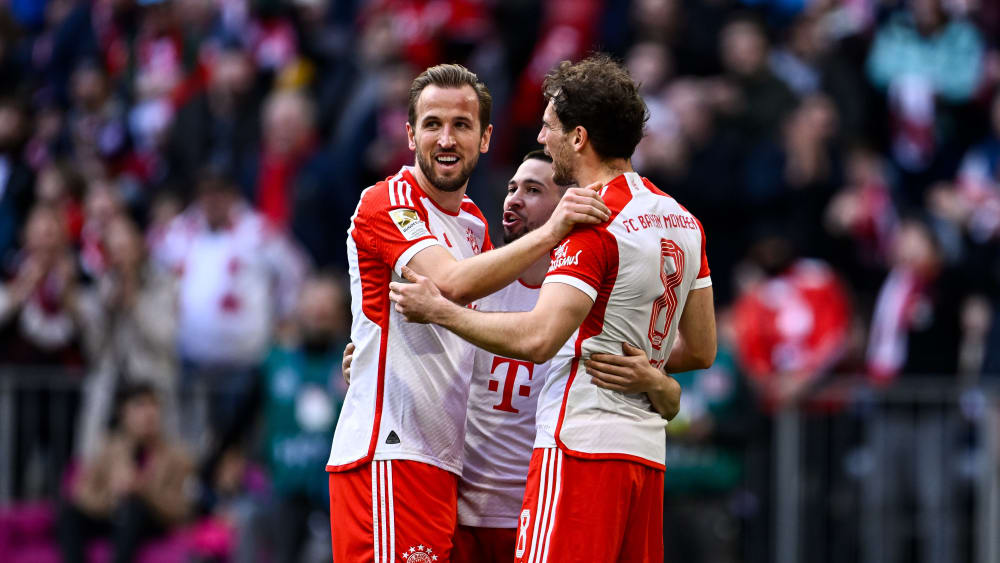 Die Bayern-Stars Leon Goretzka, Raphael Gurreiro und Harry Kane (v.r.) bejubeln ein Tor gegen Mainz.