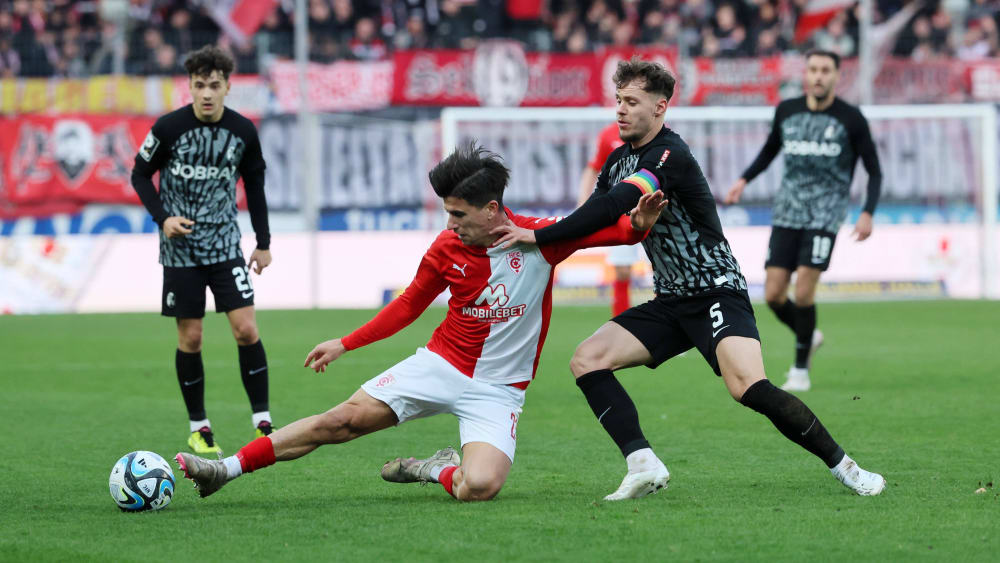 Umkämpftes Duell zwischen Halle und Freiburg II: Hier streiten sich Tunay Deniz (li.) und Fabian Rüdlin um den Ball.
