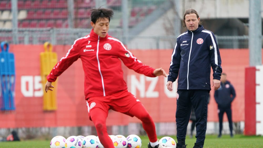 Jae-Sung Lee (li.) und Mainz-Trainer Bo Henriksen.