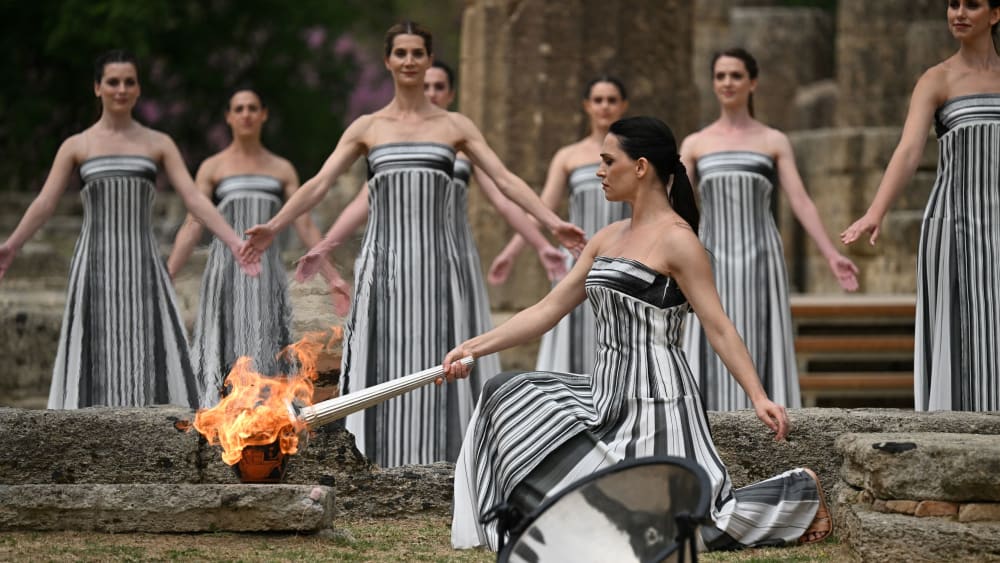 Das Feuer ist entzündet: Die griechische Schauspielerin Mary Mina mit der Fackel.