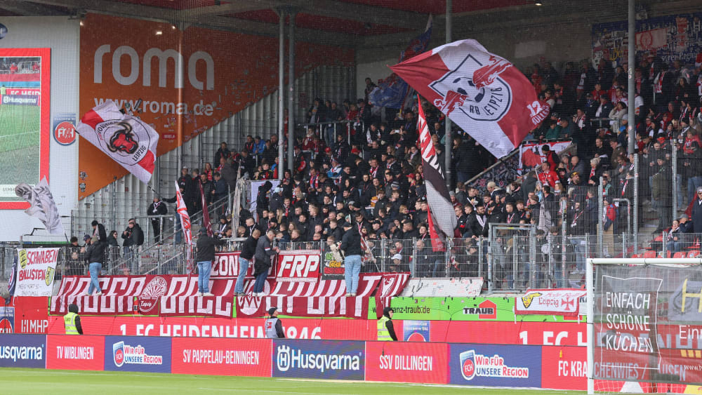 Mussten sich mit Gestank auseinandersetzen: Leipzig-Fans in Heidenheim.