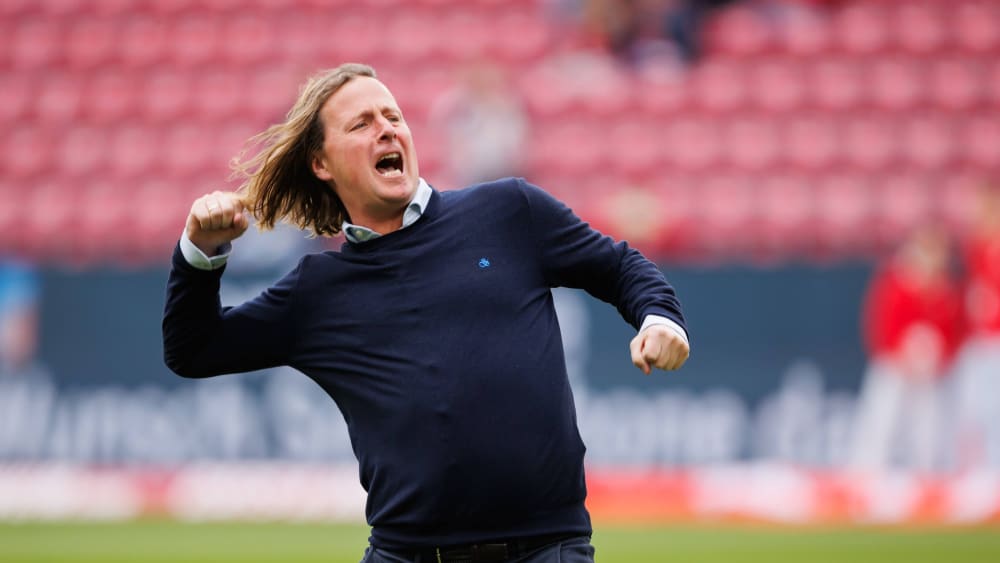 Mainz-Coach Bo Henriksen peitscht die Fans ein.