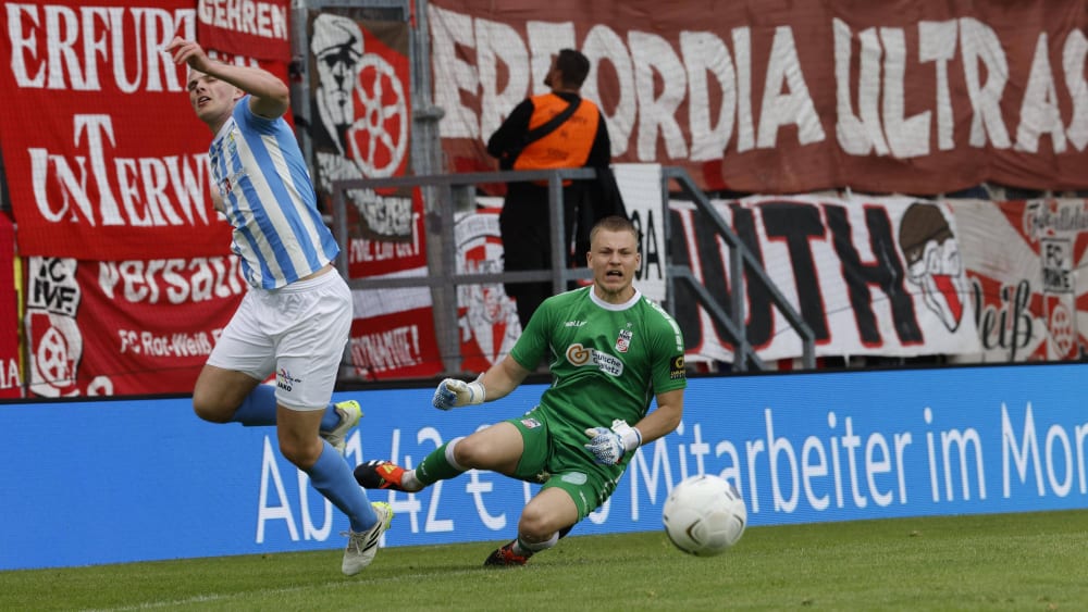 Probleme beim Spielaufbau: Erfurts Torwart Lukas Schellenberg (grün) hatte maßgeblichen Anteil am frühen Rückstand seiner Mannschaft.