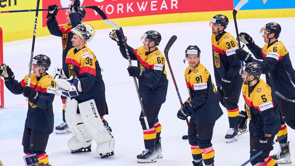 Die deutschen Eishockey-Spieler feiern nach dem Sieg über Polen.