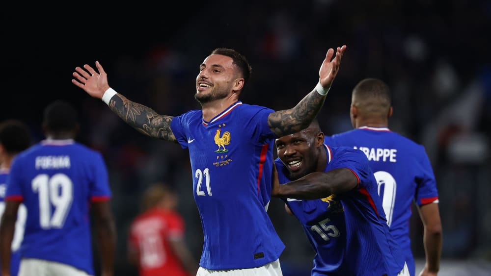 Schaut her: Jonathan Clauss ließ sich nach seinem Treffer feiern.