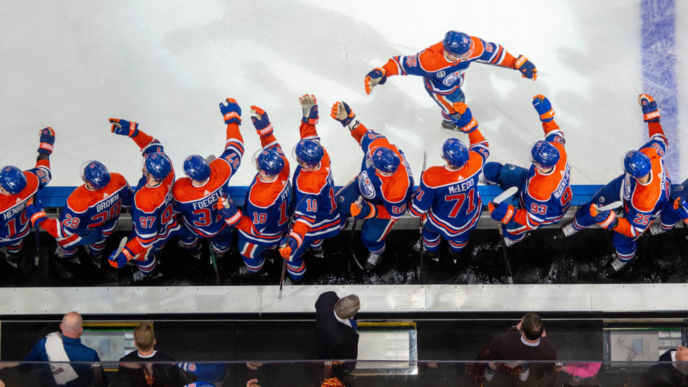Dylan Holloway jubelt mit seinem Teamkollegen - die Oilers schöpfen nochmal Hoffnung.