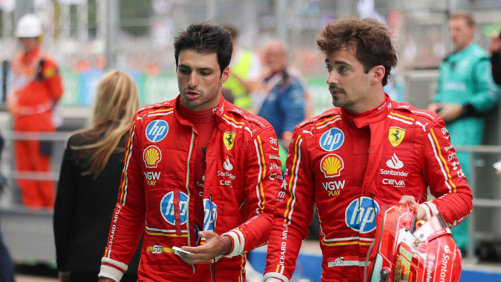 Die Ferrari-Piloten Carlos Sainz (li.) und Charles Leclerc gerieten aneinander.