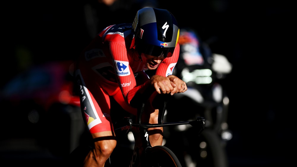 Primoz Roglic bejubelt seinen vierten Gesamtsieg bei der Vuelta a Espana.