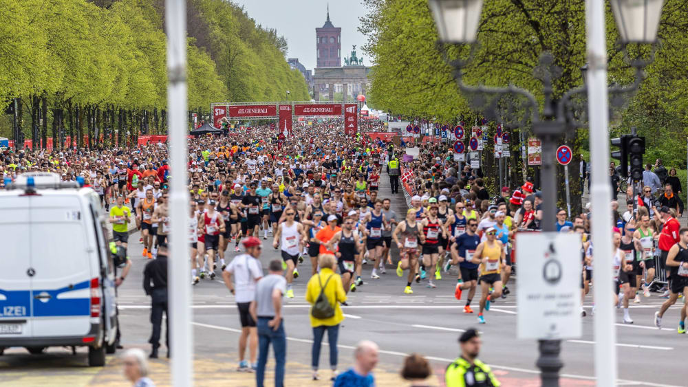 Berliner Halbmarathon 2024: Teilnehmende auf der Straße des 17. Juni.
