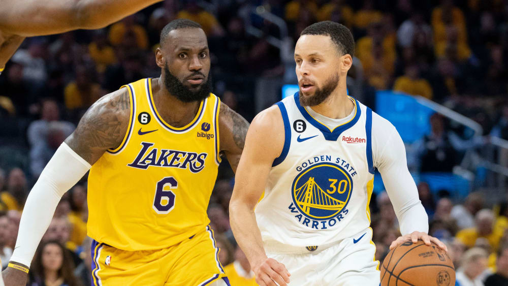 LeBron James (l.) und Stephen Curry (r.) treffen in der Preseason gleich zweimal aufeinander.