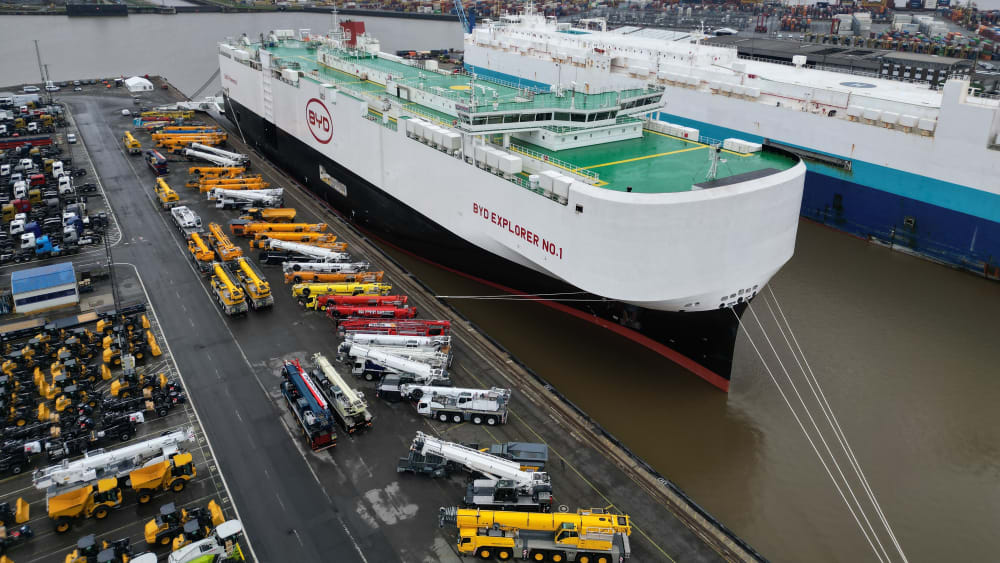 Februar 2023:  Der Autofrachter "BYD Explorer No.1" ist aus dem chinesischen Shenzhen gekommen und legt in Bremerhaven an. An Bord befinden sich 3000 Neuwagen.