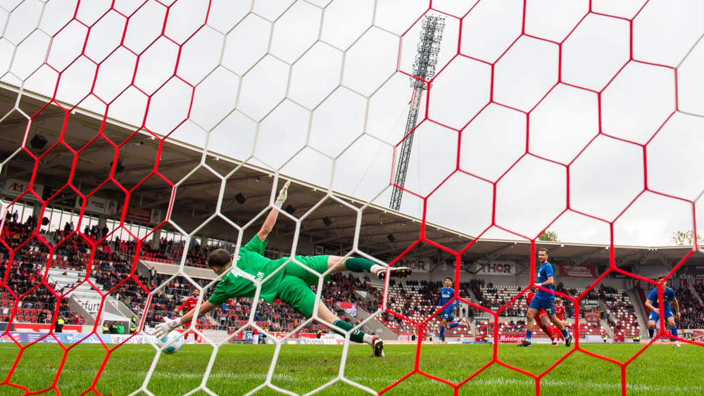 Zehlendorfs Keeper Jasper Kühn streckt sich beim Schuss von Obed Chidindu Ugondu zum 1:0-Führungstreffer für Erfurt vergeblich.