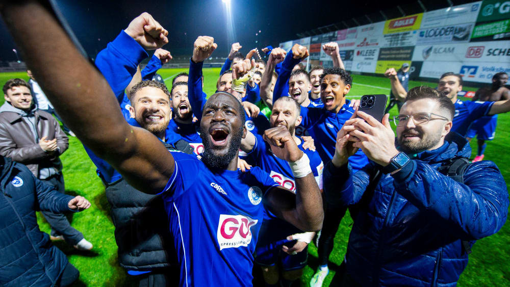 Schon nach dem Sieg im Pokal-Halbfinale gegen den SV Rödinghausen feierten die Sportfreunde die Teilnahme am DFB-Pokal.