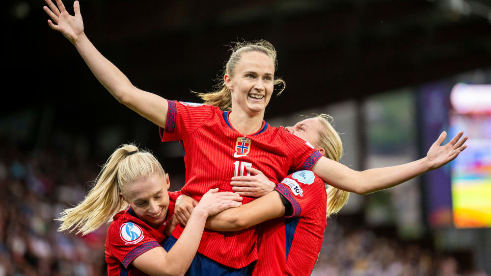 Caroline Graham Hansen (Mitte) schoss Norwegen gegen Finnland zum Sieg.