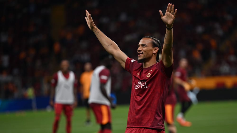 Sané wurde mit Begeisterung von den Galatasaray-Fans empfangen.