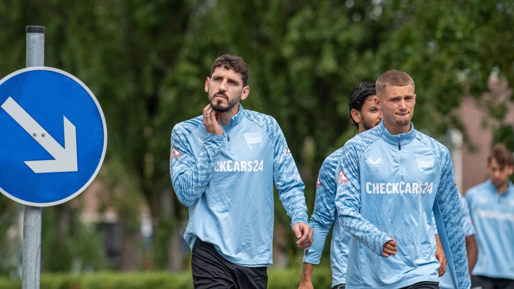  Herthas Agustin Rogel (rechts Michael Cuisance) hat noch keinen neuen Klub - und bekam in Motherwell Matchpraxis.