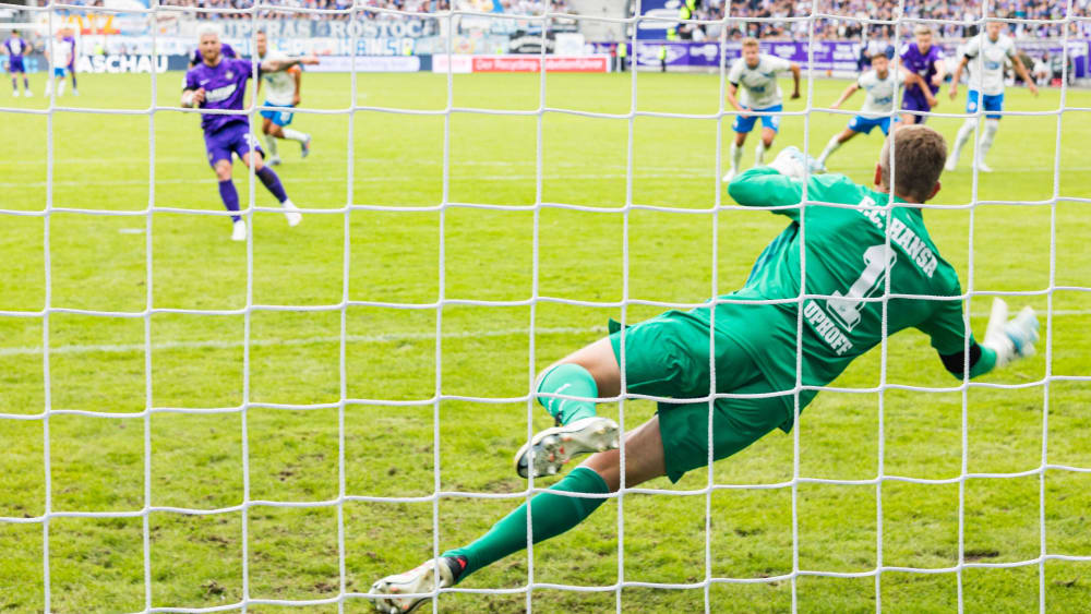 Marvin Stefaniak scheitert per Elfmeter an Benjamin Uphoff.