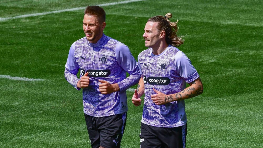  Kapitän Jackson Irvine (re.) und Karol Mets.