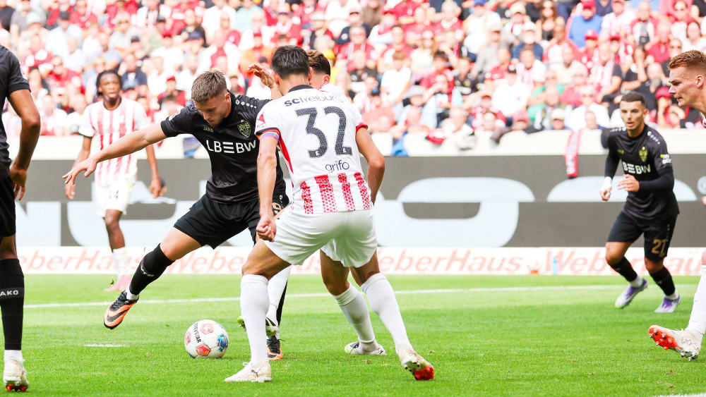  Ermedin Demirovic trickst Freiburgs Verteidiger aus und trifft.