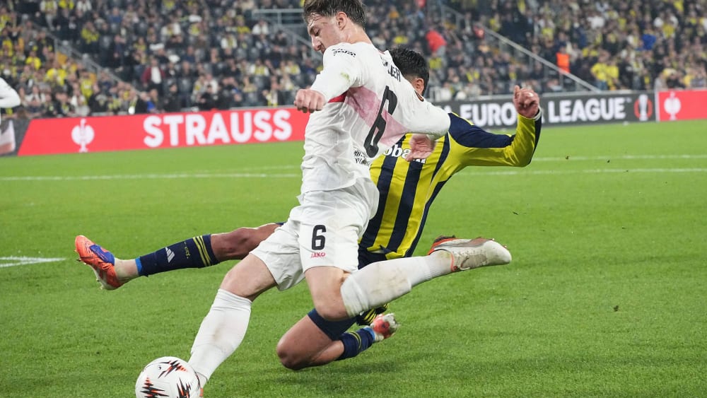 Stuttgarts Angelo Stiller (vorne) gegen Edson Alvarez von Fenerbahce.