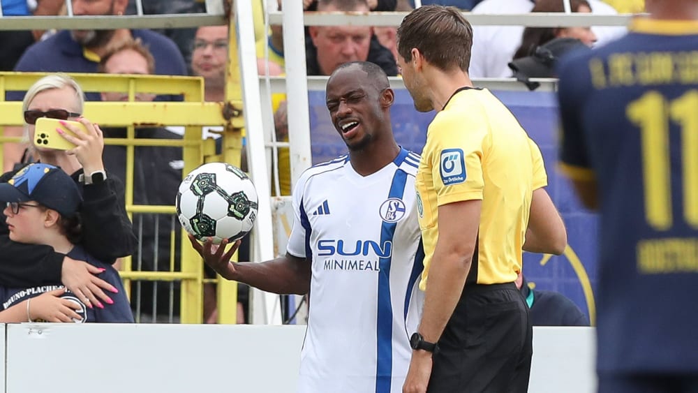 Christopher Antwi Adjei wurde beim Einwurf von Lok-Fans beleidigt.