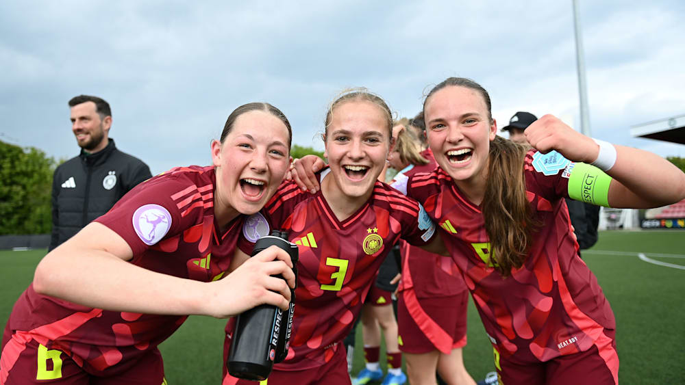 Fiona Itgenshorst, Muriel Dürr und Johanna Hebben (v. li.) feierten nach dem Sieg über England den vorzeitigen Halbfinaleinzug.