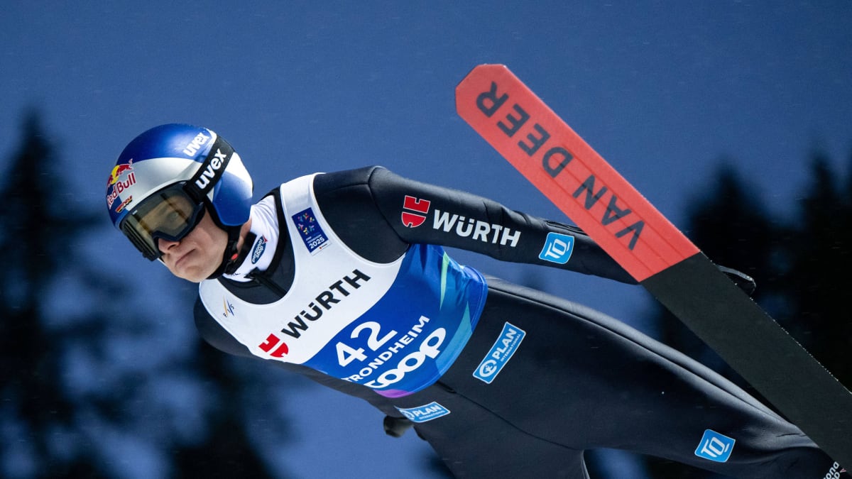 Wellinger wins silver on the normal hill
