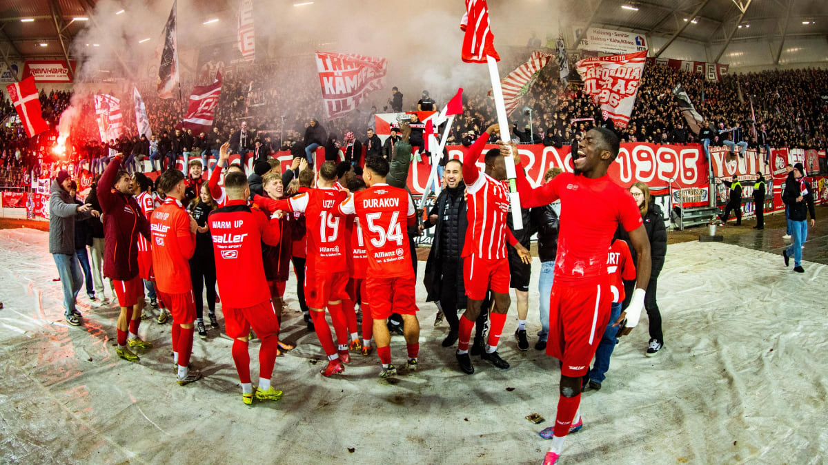 -Dann-kriegen-wir-Lok-auch-noch-Erfurt-jubelt-ber-Derby-Sieg-Ikene-droht-das-Saisonaus