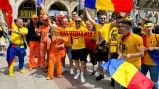 Unter viele rumänische Fans haben sich hier ein paar niederländische gemischt.