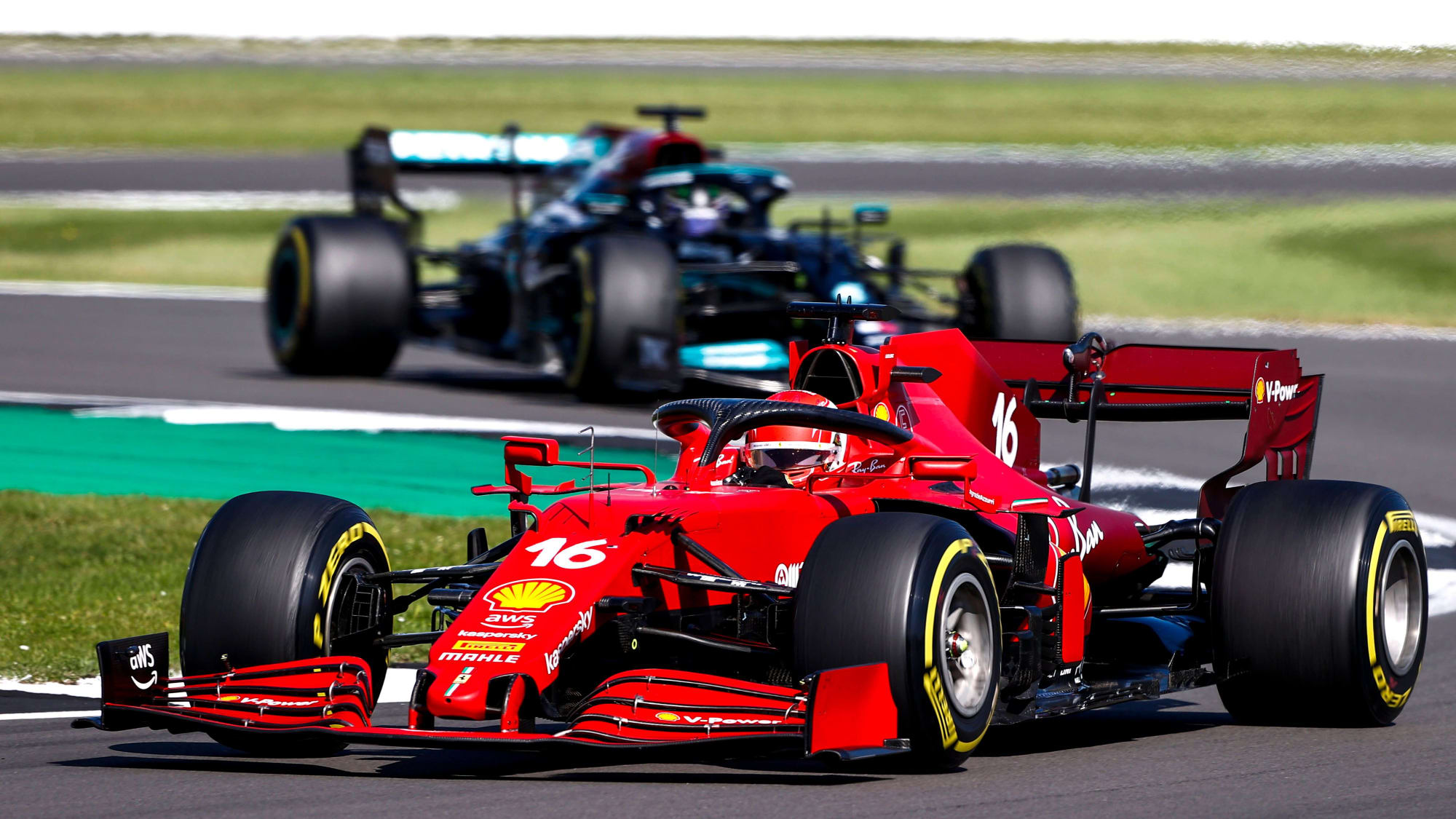 Charles Leclerc vor Lewis Hamilton