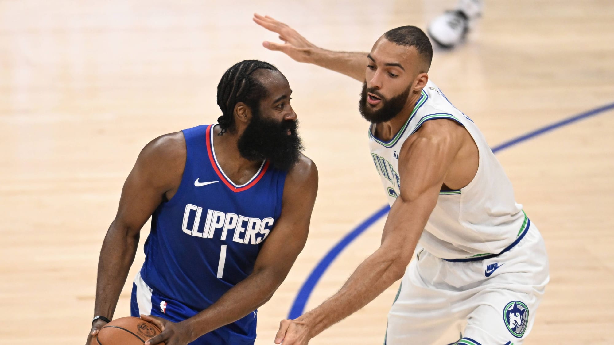 James Harden gegen Rudy Gobert (rechts)