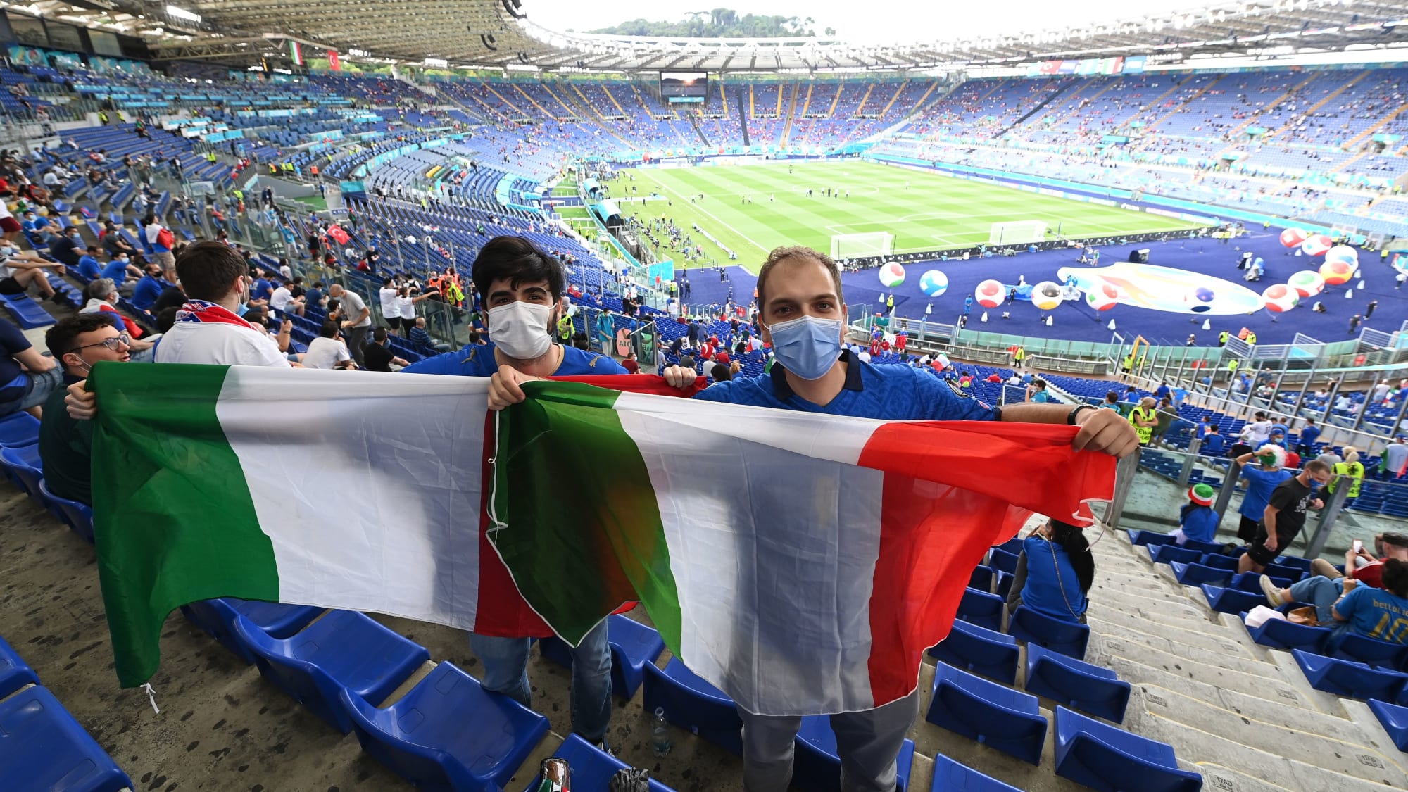 Die EM 2020 wird erst 2021 ausgetragen, der Pandemie geschuldet. Italien gewinnt das Eröffnungsspiel in Rom gegen die Türkei mit 3:0.