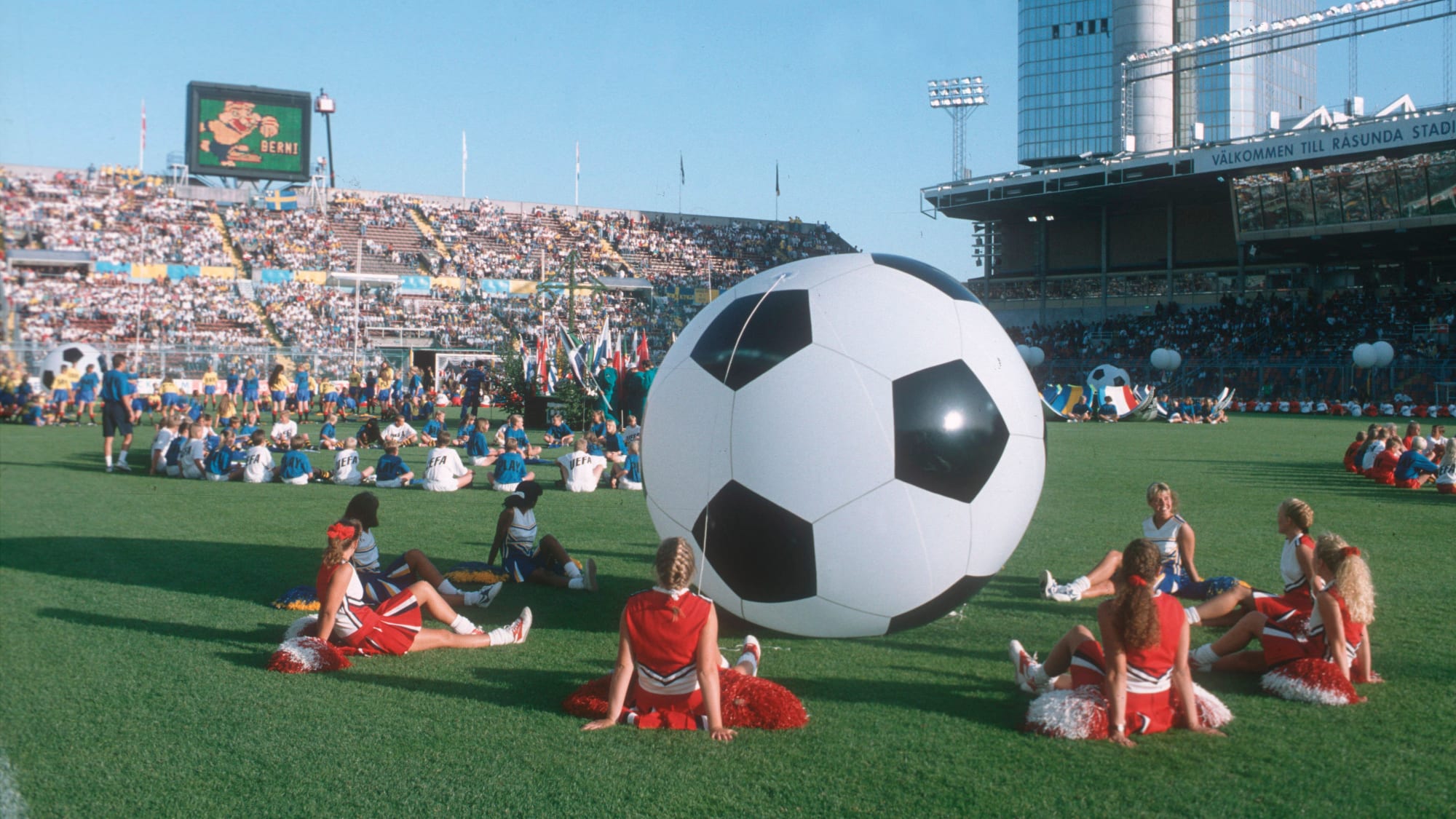 EM 1992 in Schweden: Eröffnungsfeier im Rasunda-Stadion vor dem Spiel Schweden - Frankreich 1:1 (10.06.1992 in Stockholm)