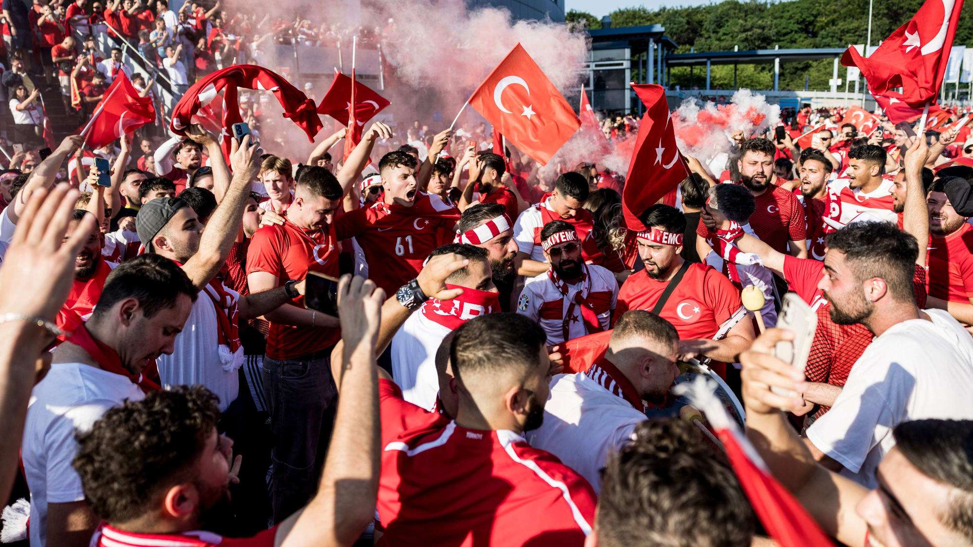 Bereits außerhalb des Stadions sorgten die Türken für mächtig Stimmung.