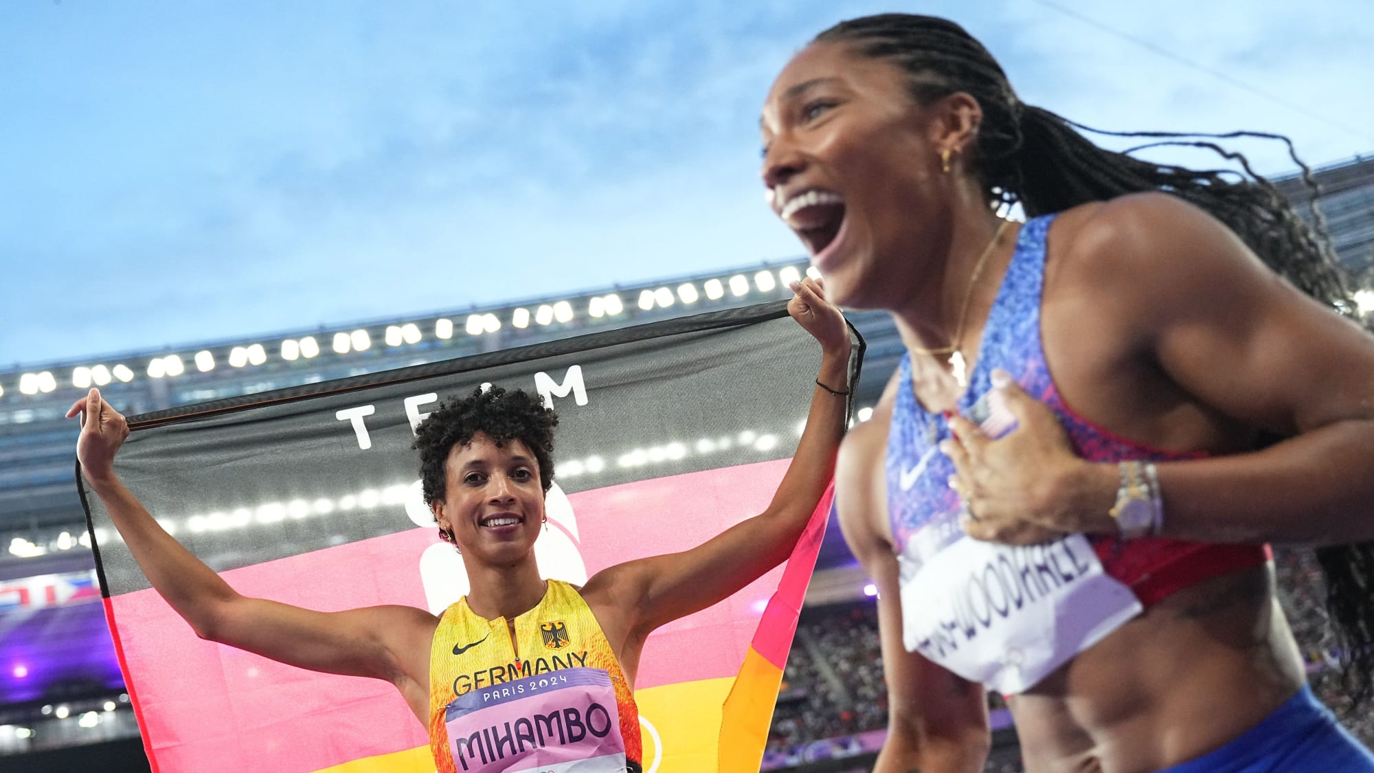 Malaika Mihambo feiert Weitsprung-Silber, während Erstplatzierte Tara Davis-Woodhall aus den USA vorbei rennt.