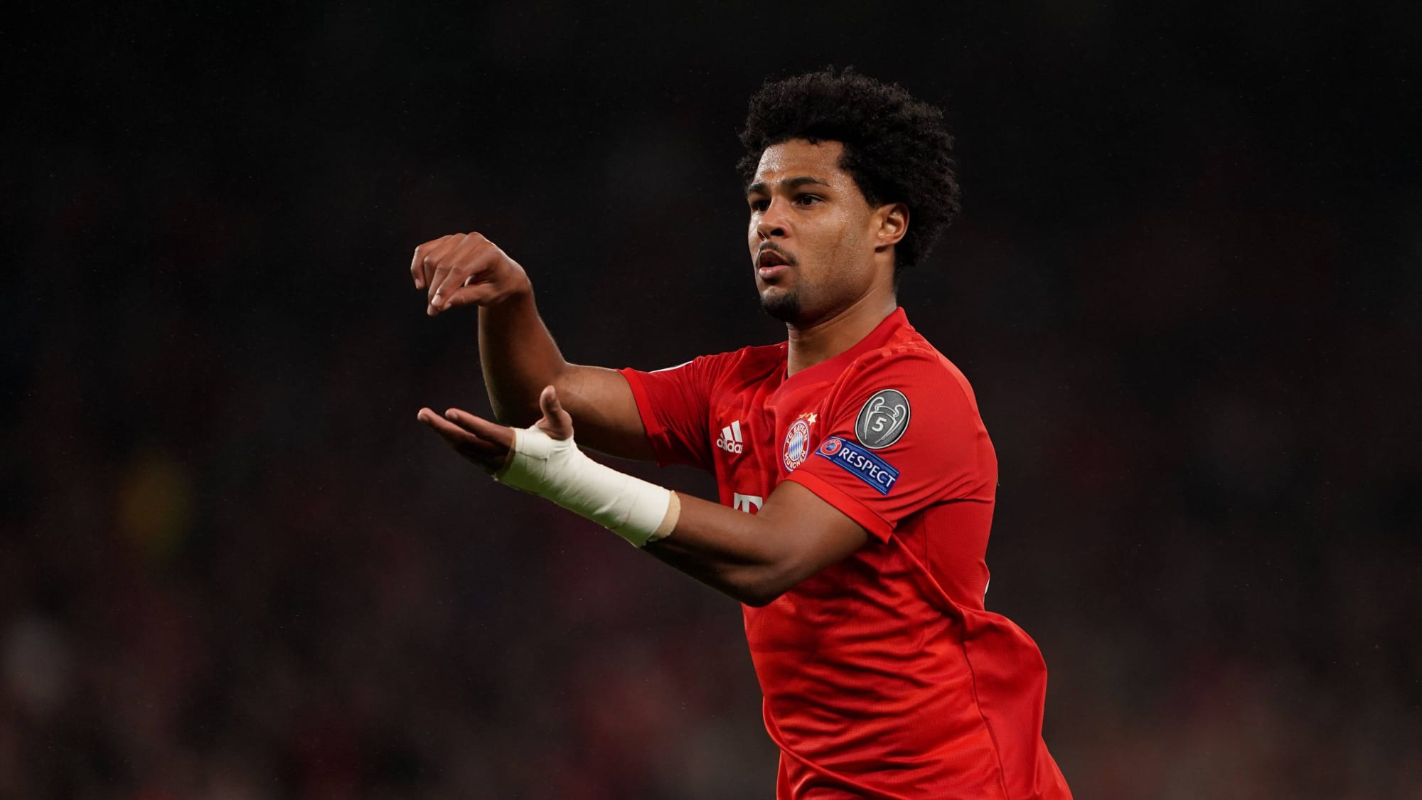 Serge Gnabry jubelt beim 7:2 Sieg gegen Tottenham im Oktober 2019.