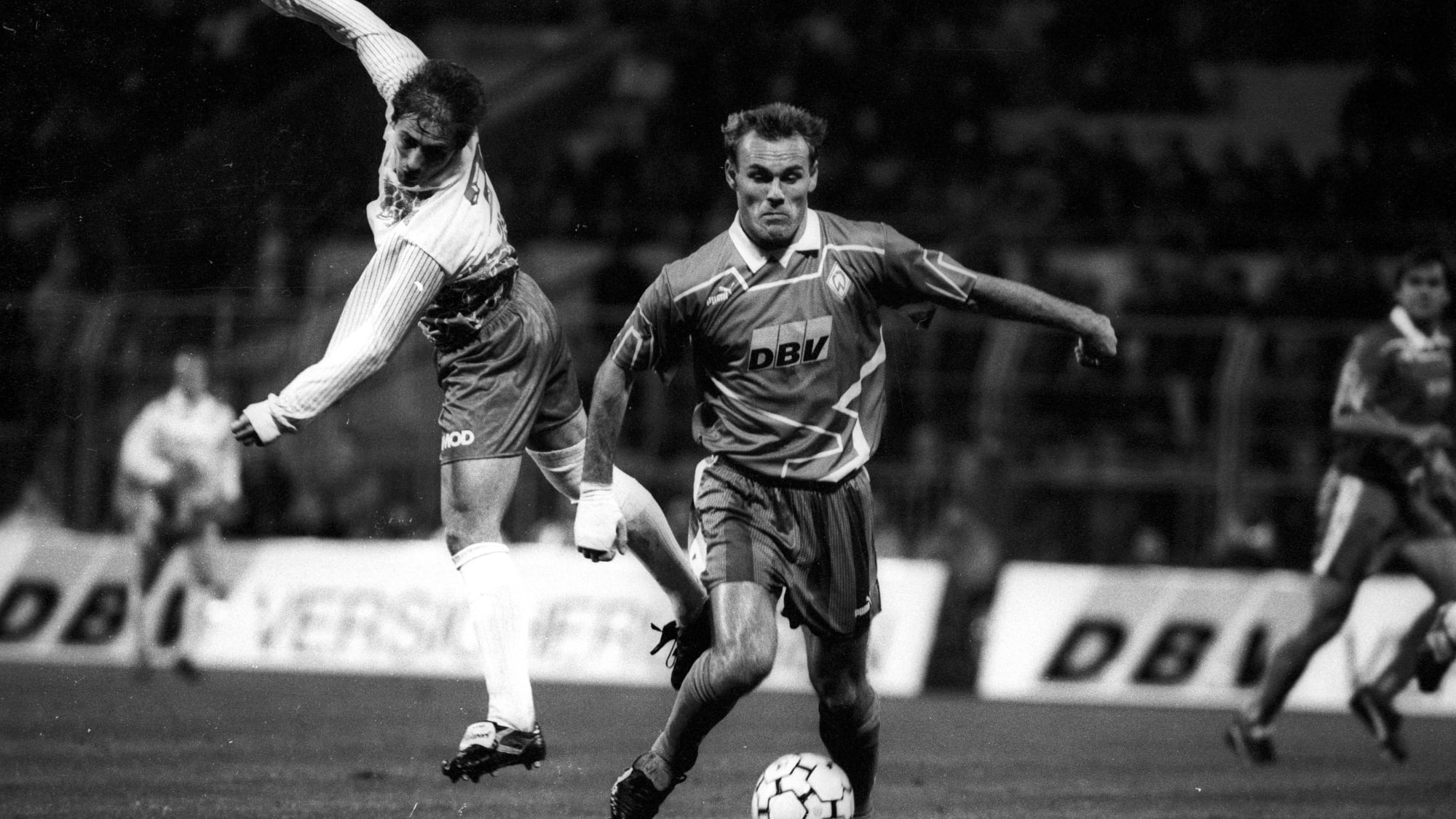 Brend Hobsch im September 1993 für Werder Bremen gegen Dinamo Minsk am Ball.