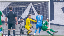 Willensleistung: Phillip Harant (grün) drückt den Ball zum 1:0 über die Linie